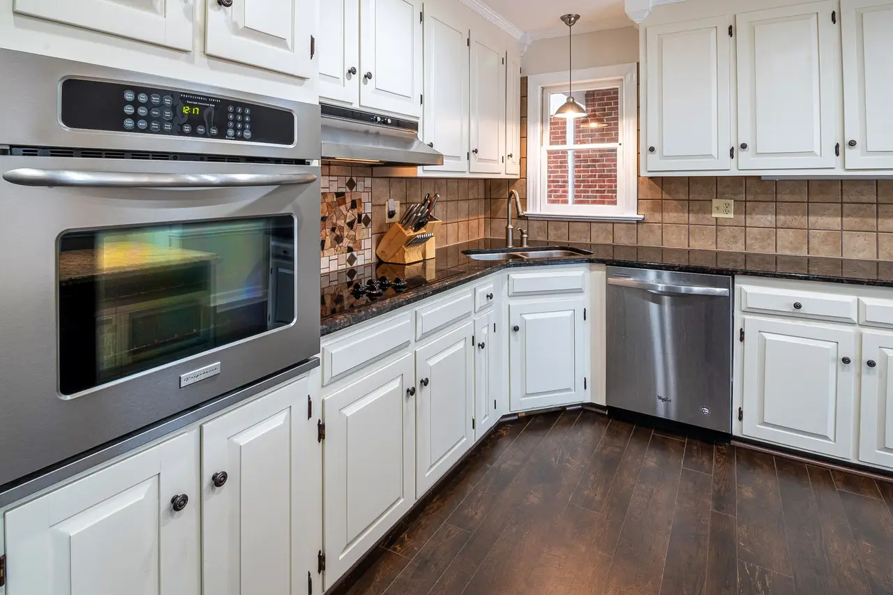 Cabinet Refinishing in Washington