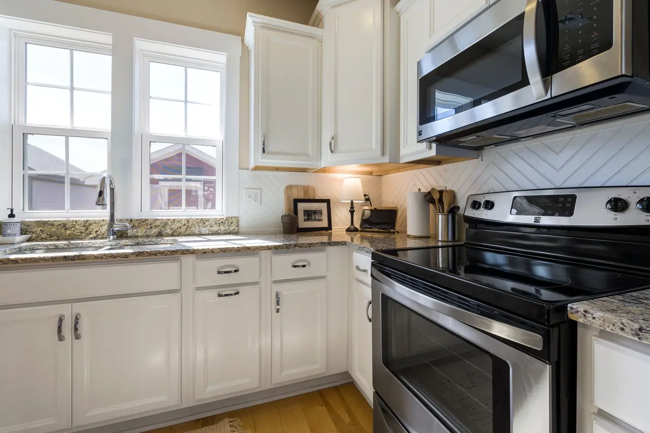 Cabinet Staining in Washington